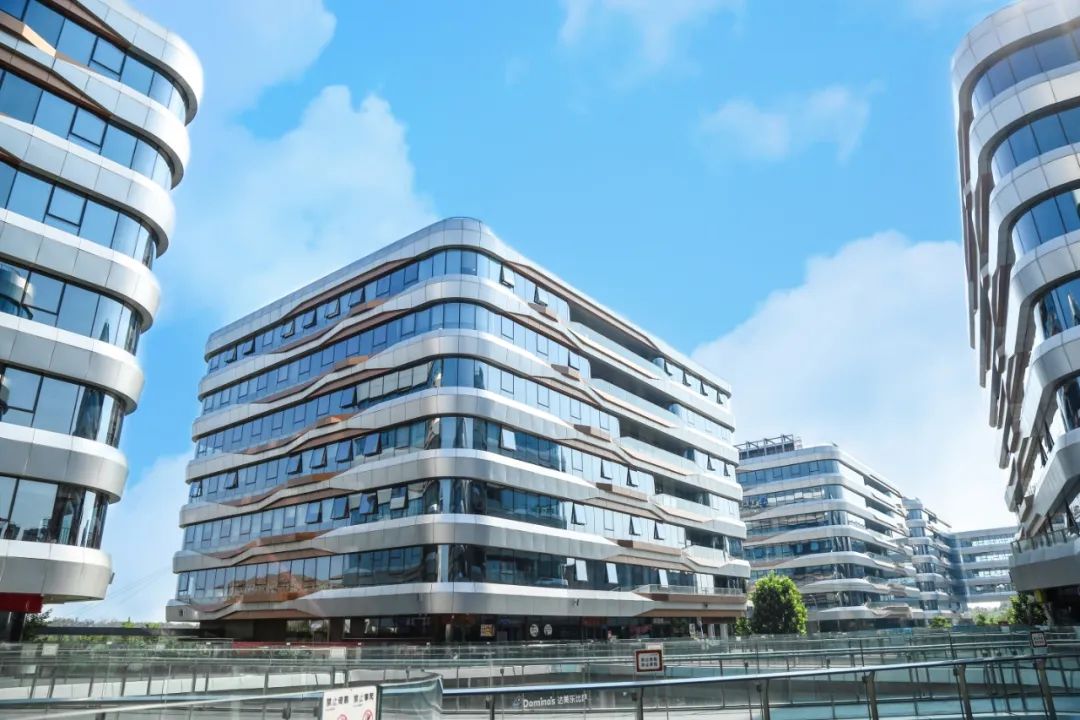 2025互联网行业还值得选择吗？北京八维研修学院给你答案