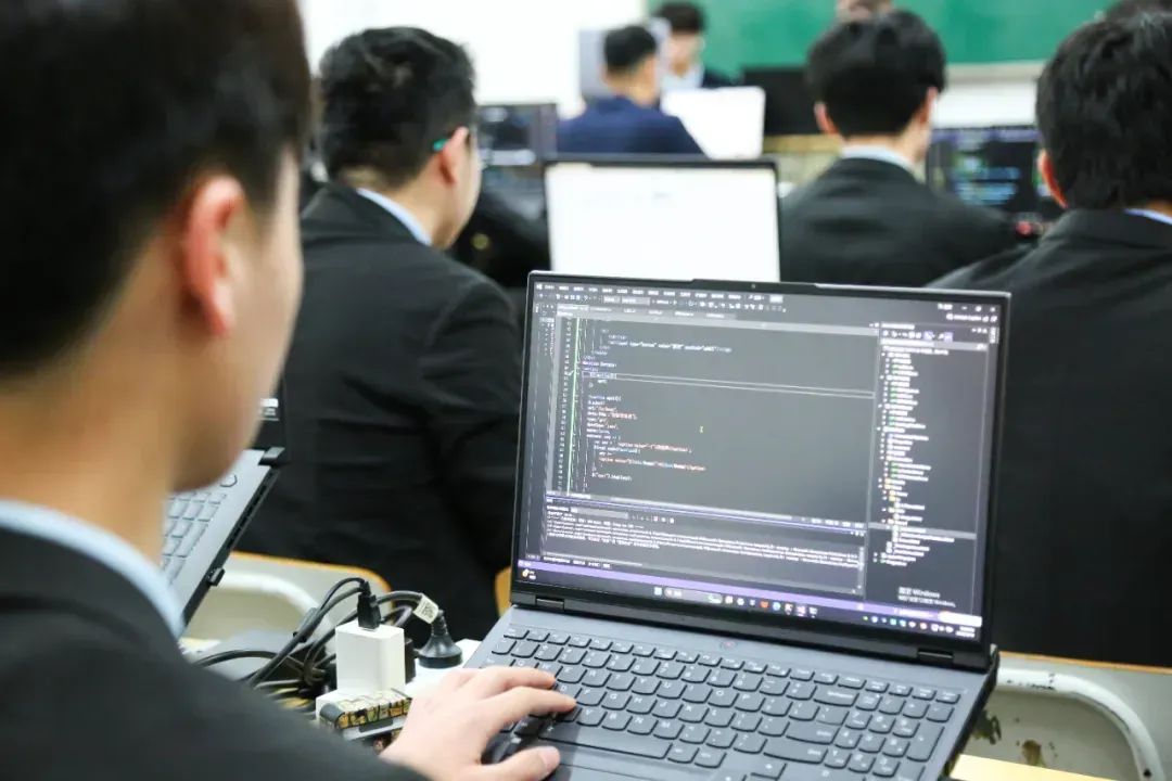 北京八维研修学院：老牌工科专业“钱”景好，AI专业热度持续上涨