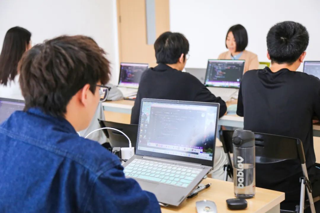 冲破专业限制，打开数字大门！北京八维研修学院带你破就业局