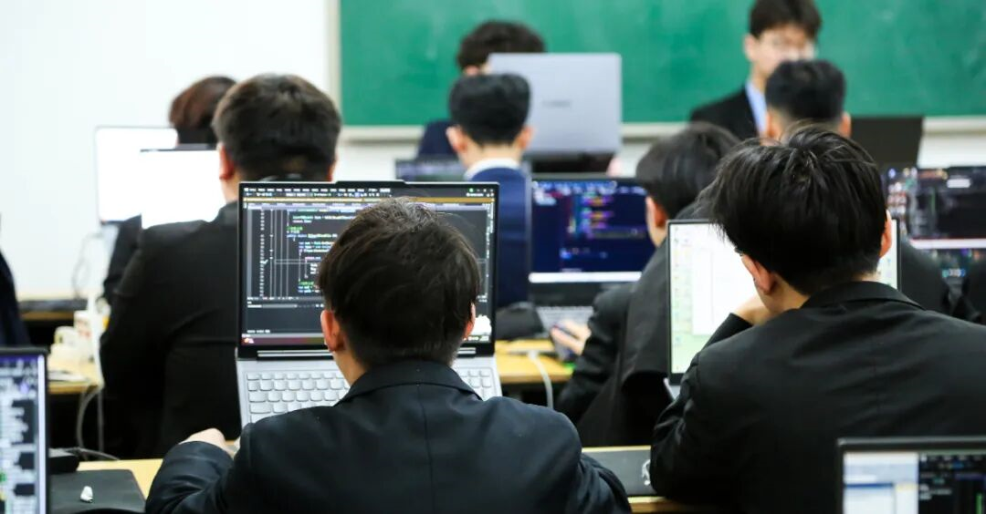 北京八维研修学院：你现在足够努力学习，成年后才能扬眉吐气