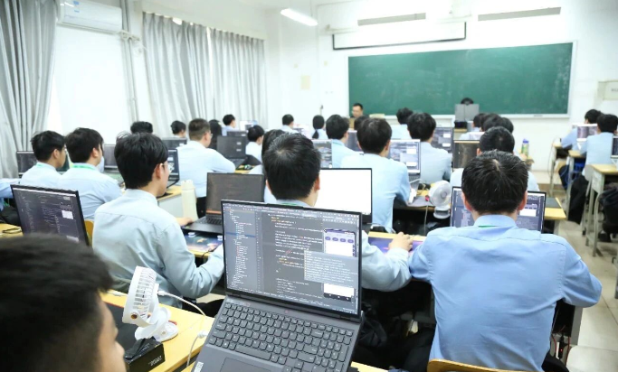 北京八维研修学院：与孩子沟通的三大法宝充分的信任、巧妙的暗示、适当的引导