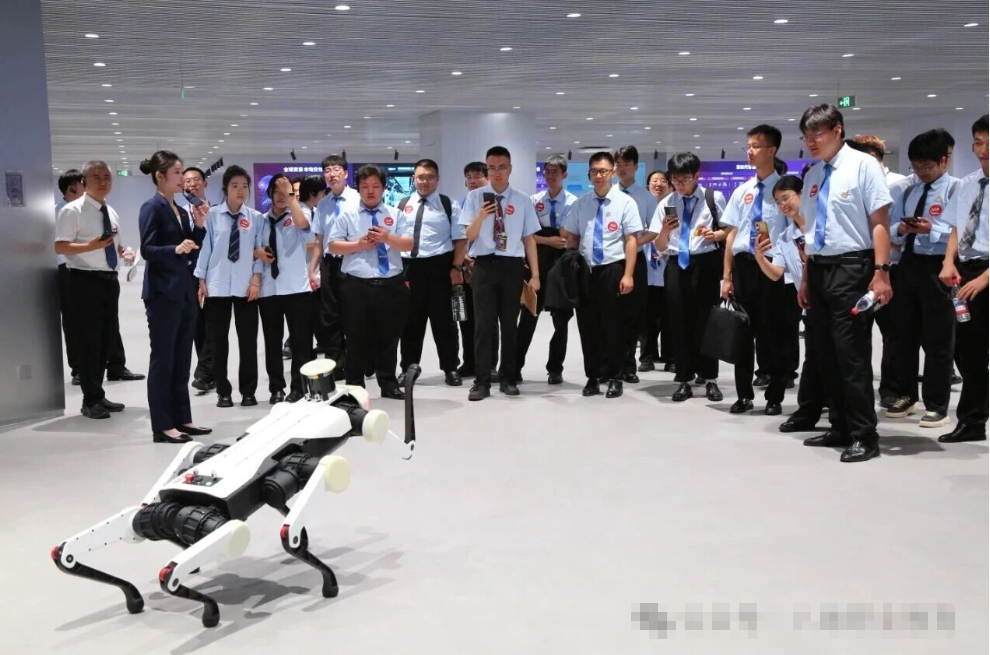 北京八维研修学院：年度热词盘点！“人工智能+”、具身智能、人形机器人……藏着怎样的时代密码？